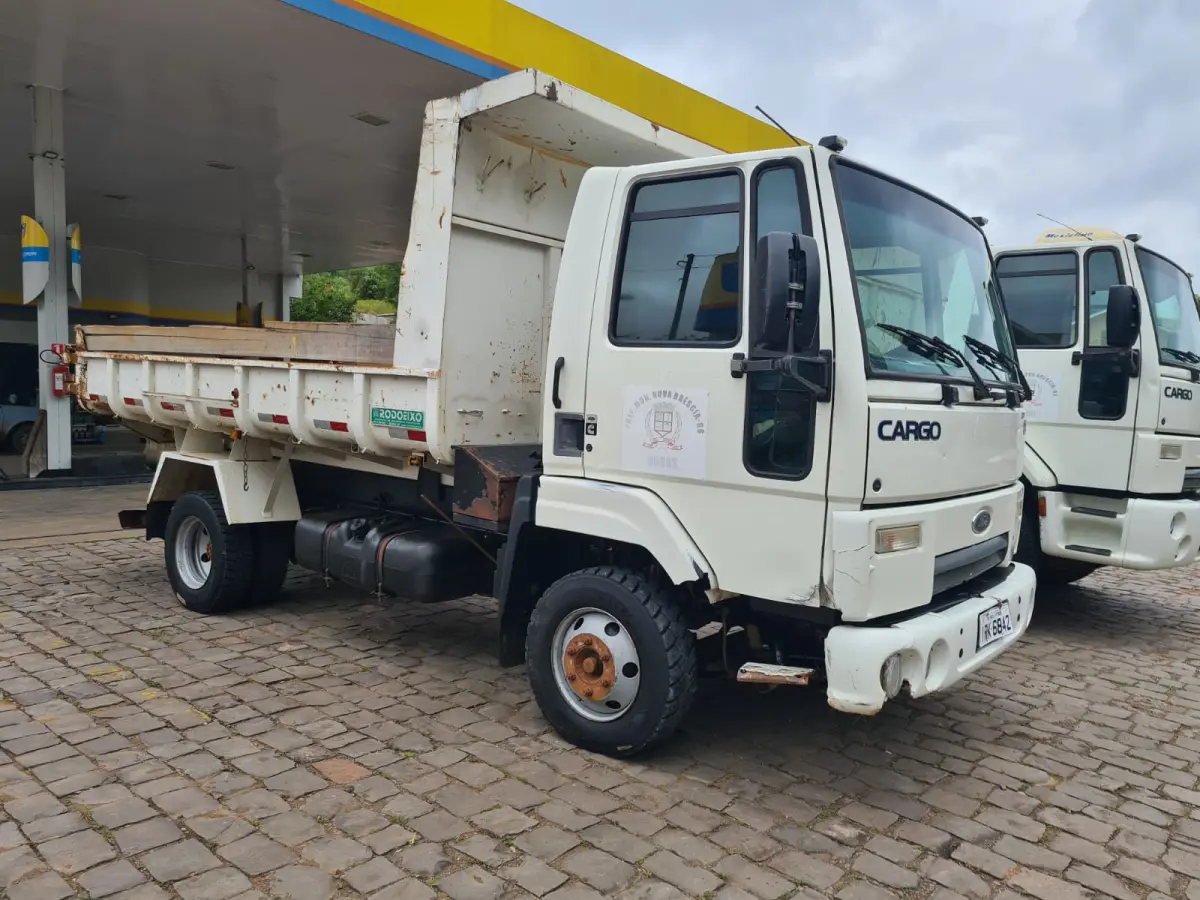 LOTE 006 - CAMINHÃO Ford Cargo 815E, branco, 2010/2011