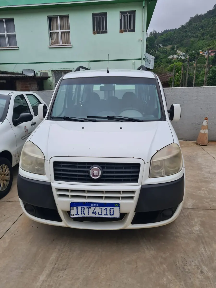 LOTE 011 - FIAT DOBLÔ HLX 1.8 16 V E. TORQUE FLEX – ano e modelo 2011, cor branca, Placas IRT – 4J10 – 07 passageiros,
