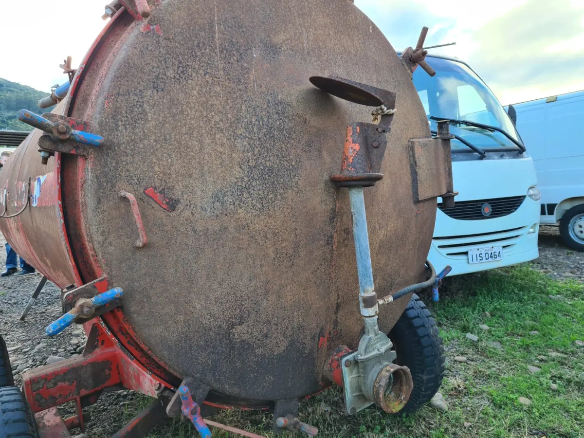 LOTE 013 - DISTRIBUIDOR DE ESTERCO, MARCA IAC, capacidade 5.000 LITROS,