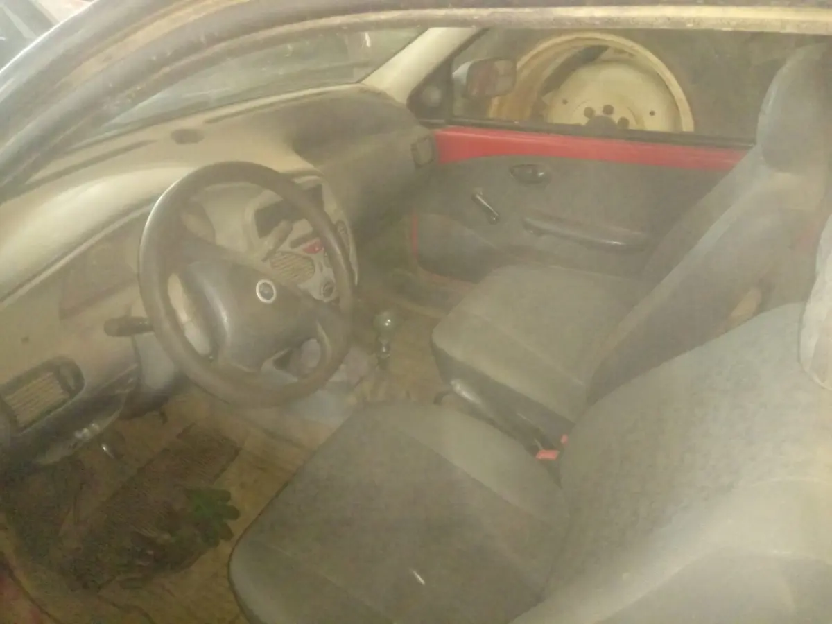 LOTE 003 - CAR/CAMINHONETE/C. Aberta Fiat/Strada Fire, 70t/067cv, vermelha, 2004/2005