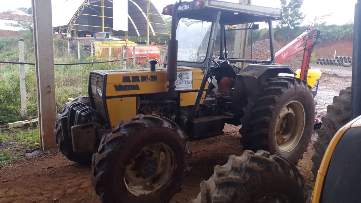 LOTE 005 - TRATOR AGRÍCOLA, Marca VALMET, Modelo 78.5, motor diesel, cor amarela, ano de fabricação 2004