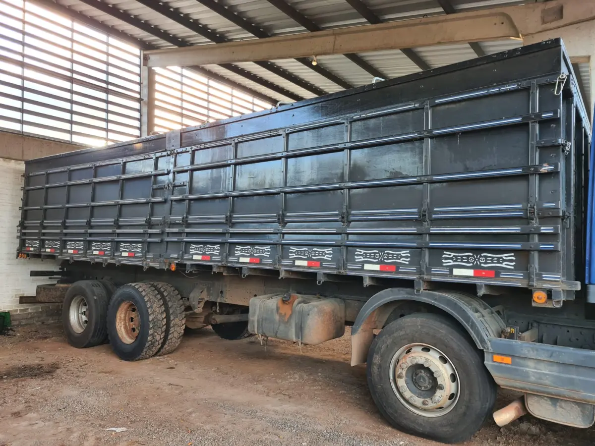 LOTE 018 - CARROCERIA ABERTA em madeira, com assoalho em madeira, medindo 8,8m comprimento x 1,74m altura 2,40m largura, Marca BISOGNIN