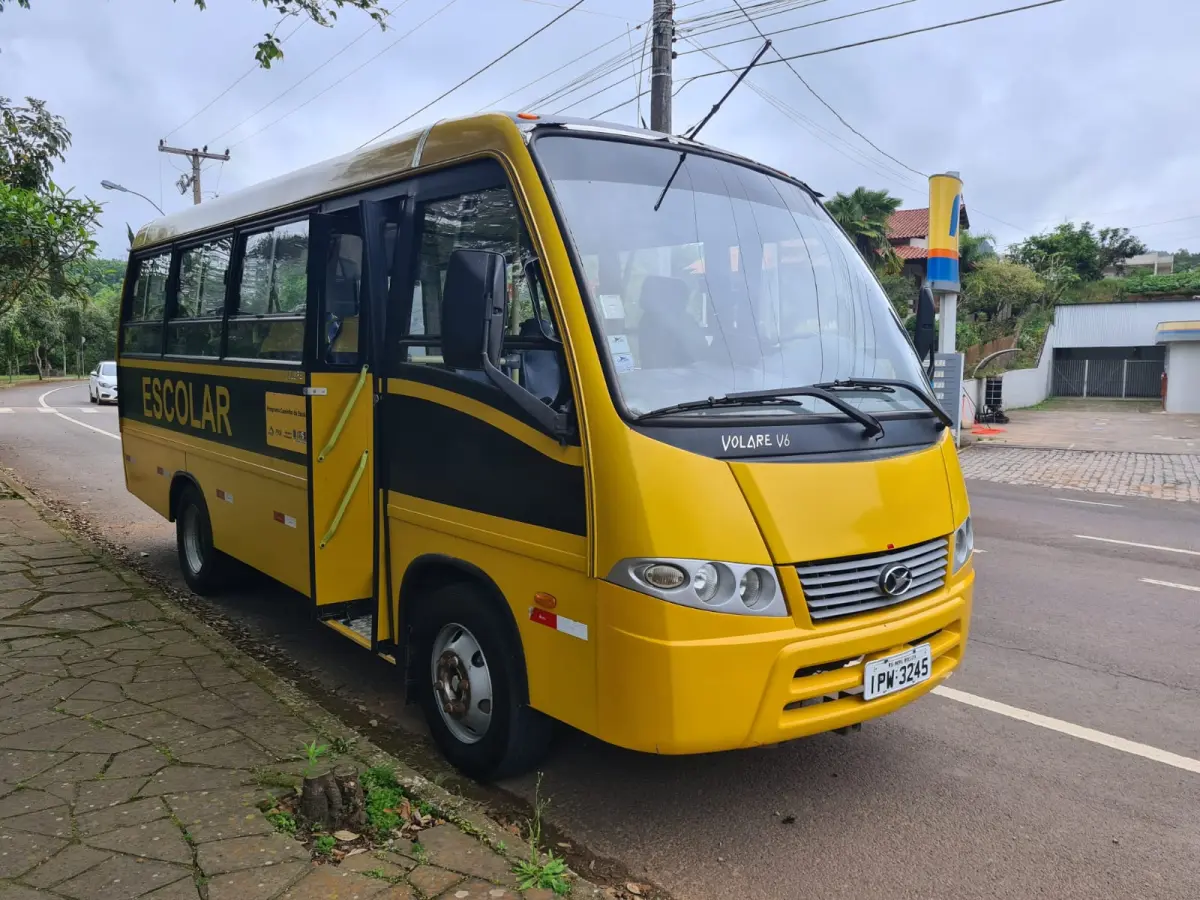 LOTE 010 - MICROÔNIBUS ESCOLAR– IPW – 3245 – Marcopolo Volare V6 Escolarbus MWM; 2009/2009, amarelo;