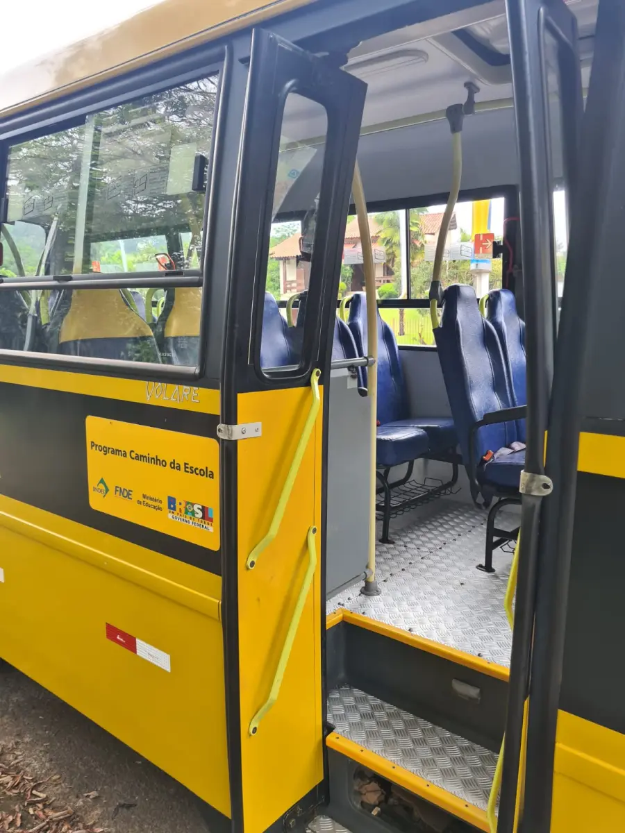 LOTE 010 - MICROÔNIBUS ESCOLAR– IPW – 3245 – Marcopolo Volare V6 Escolarbus MWM; 2009/2009, amarelo;