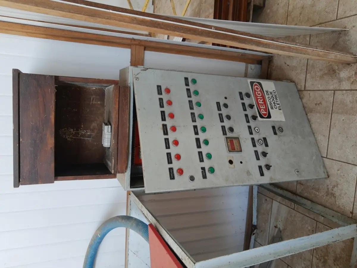 LOTE 022 - MAQUINÁRIO INDUSTRIAL, (01 caldeira tipo hibrida da marca Tenge; 02 motores externos de ar condicionado Split marca Consul e Comfree  sem a máquina interna de refrigeração;;pallets; motores de diversos tamanhos; maquinas de grande e médio porte em  ferro