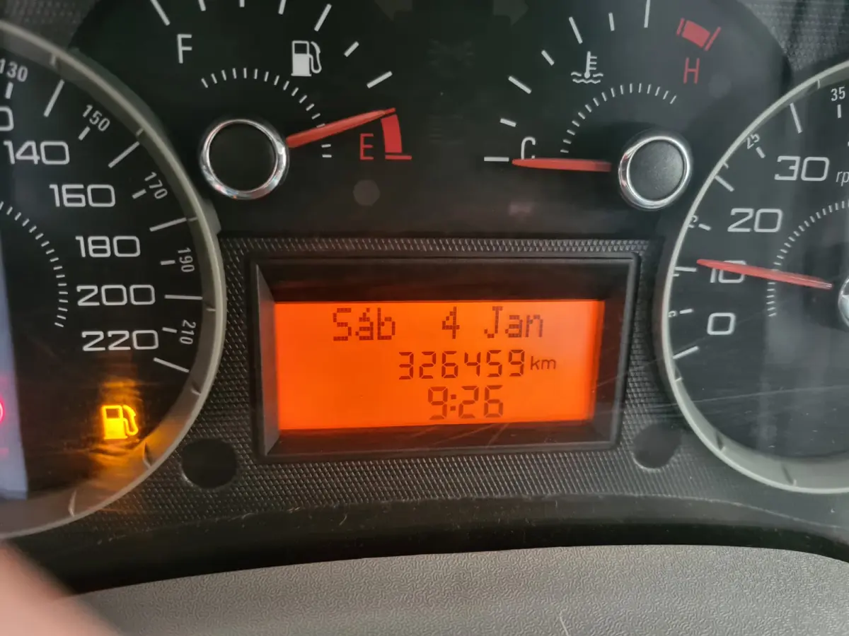 LOTE 011 - FIAT DOBLÔ HLX 1.8 16 V E. TORQUE FLEX – ano e modelo 2011, cor branca, Placas IRT – 4J10 – 07 passageiros,