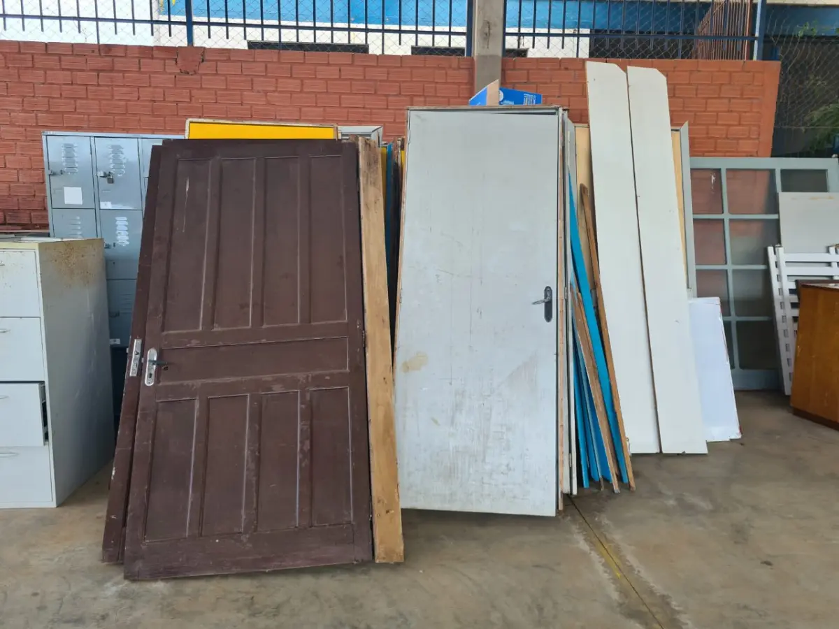 LOTE 001 - Sucata de PORTAS EM MADEIRA MDF, QUADROS, E CHAPAS