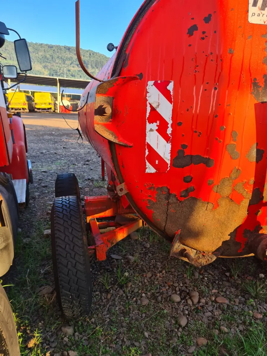 LOTE 009 - Distribuidor de Esterco IAC , capacidade 5.000 litros, série 5686