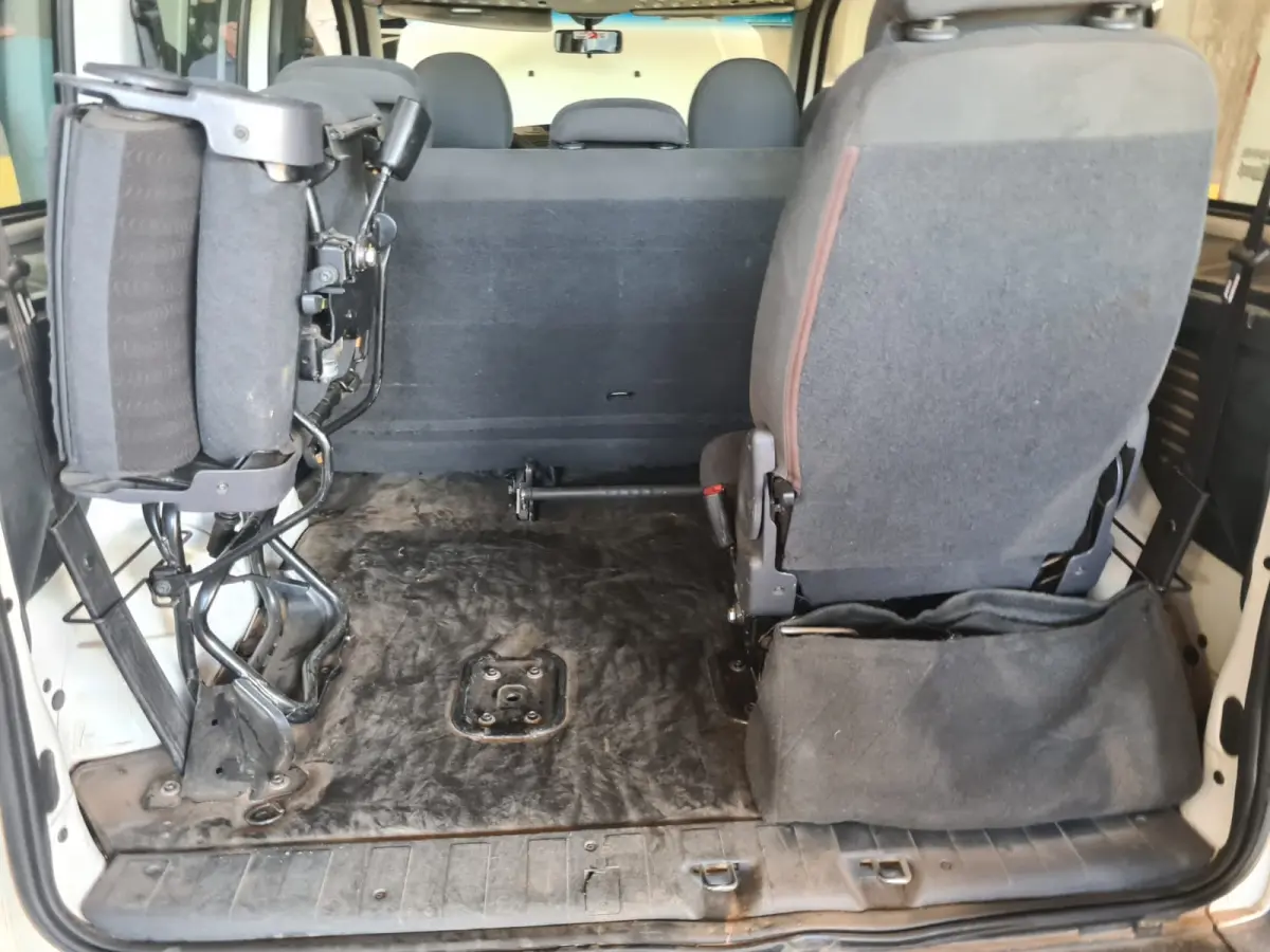 LOTE 004 - FIAT DOBLÔ ESSENCE 1.8 . 2014