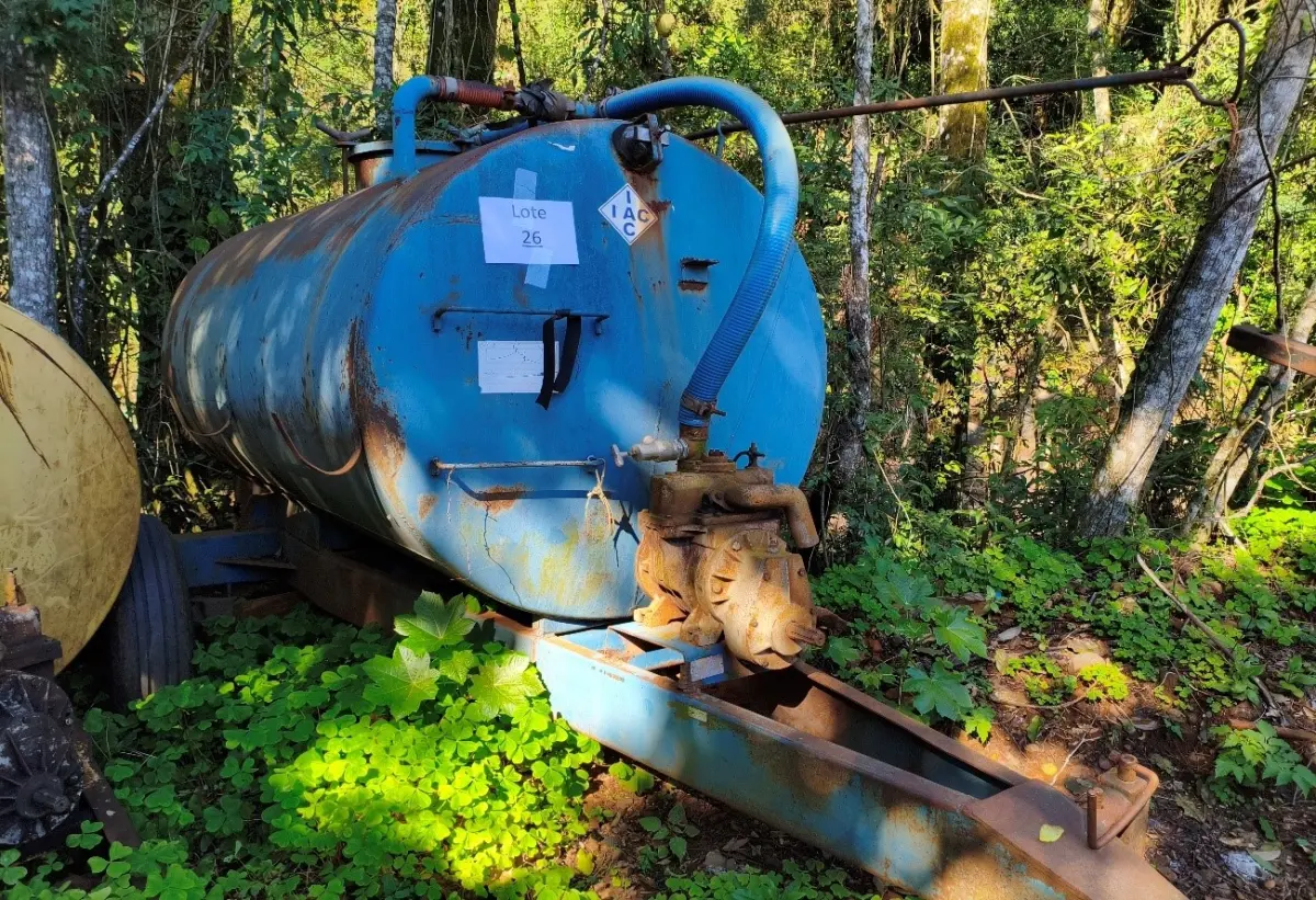 LOTE 026 - DISTRIBUIDOR DE ADUBO ORGÂNICO LIQUIDO 3.000LT.