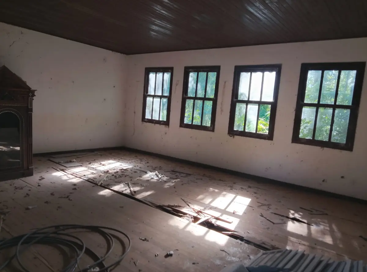 LOTE 026 - Um prédio de alvenaria (somente a Escola), medindo 84 m2, (Patrimônio snº), construída da área de terras rurais da família de Neuro Coradi, localizada na Linha 5ª Alta, denominada de Escola Milvo Coradi  em Arvorezinha/RS