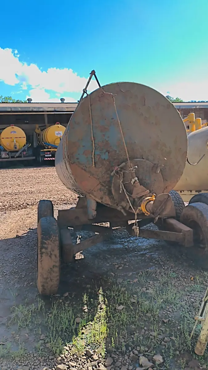 LOTE 027 - DISTRIBUIDOR DE ADUBO ORGÂNICO LIQUIDO 3.000LT.