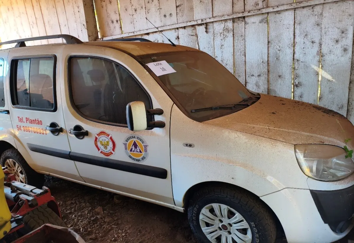 LOTE 016 - VAN FIAT DOBLO ESSENCE 1.8, 16V, 132CV, ALCO/GASOL, 2013/2014 E RADIO AUTOMOTIVO AUDIOART.