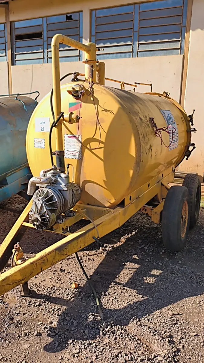 LOTE 024 - DISTRIBUIDOR DE ADUBO ORGÂNICO LIQUIDO 3000L.