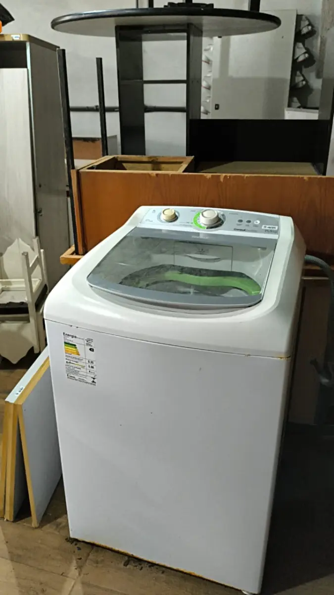 LOTE 001 - MOBILIÁRIO EM GERAL E APARELHOS DOMÉSTICOS