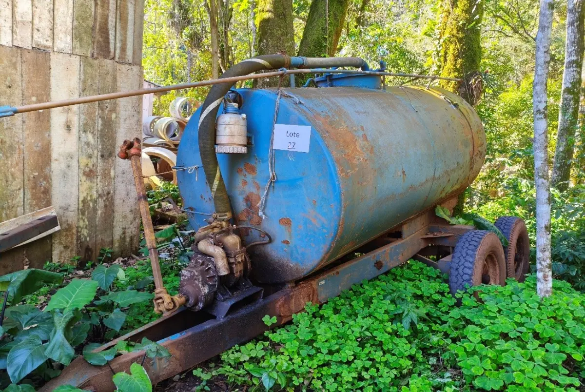 LOTE 027 - DISTRIBUIDOR DE ADUBO ORGÂNICO LIQUIDO 3.000LT.