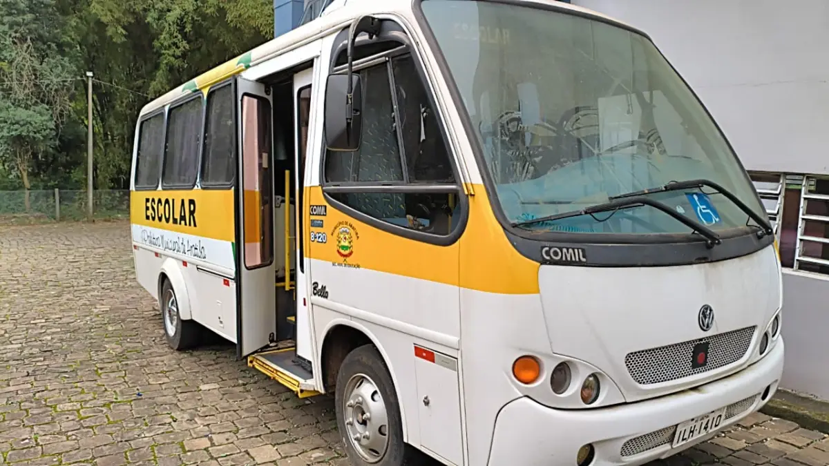 LOTE 020 - MICRO ONIBUS VOLKSWAGEM/COMIL, BELLO 8.120, 2003, CAP. 20 PASSAGEIROS, BRANCO E RÁDIO AUTOMOTIVO AM,FM COM MP3 E ENTRADA USB  E  ELEVADOR PARA VEICULO MARCA ELEVITTÁ, MODELO PEV UR VIRIDIAN SAT, S/N-0001, TENSÃO 12VCC, CAPACIDADE DE CARGA MAXIMA 2500N.