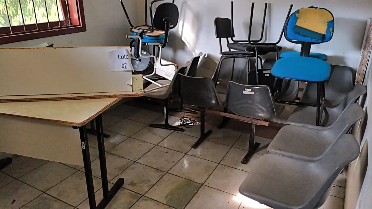 LOTE 007 - MOBILIÁRIO EM GERAL, MÁQUINAS E FERRAMENTAS