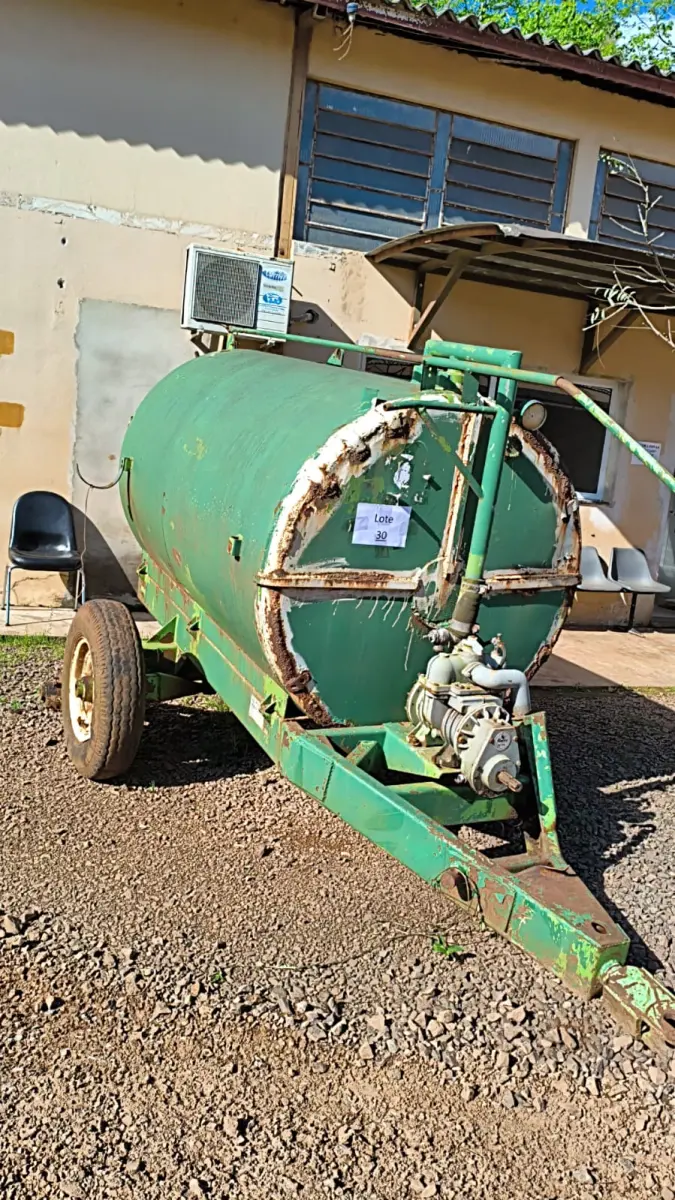 LOTE 030 - DISTRIBUIDOR DE ADUBO ORGÂNICO LIQUIDO 3.000LT.