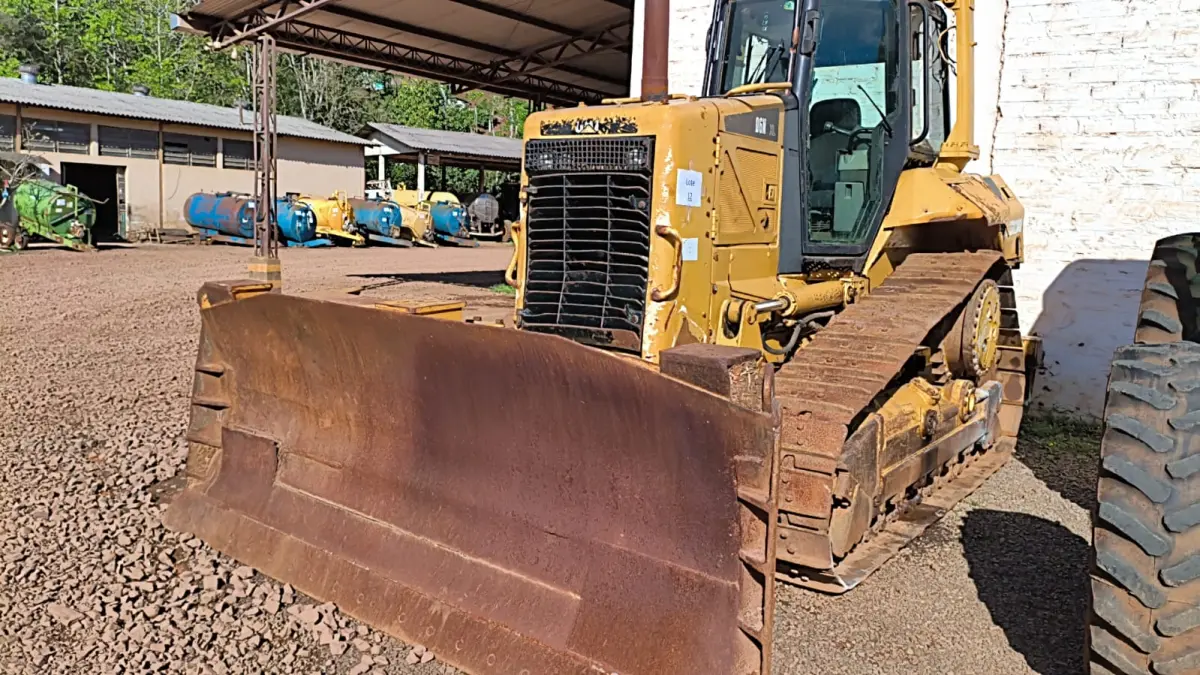 LOTE 012 - TRATOR DE ESTEIRAS CATERPILLAR D6N, 2010, COM RODA MOTRIZ ELEVADA.