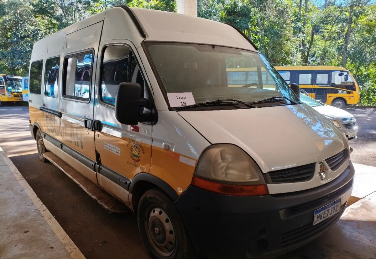 LOTE 019 - MICROONIBUS RENAULT MASTER EUROLAF P, ANO 2013, COR BRANCA, E RÁDIO AUTOMOTIVO MARCA CINOY