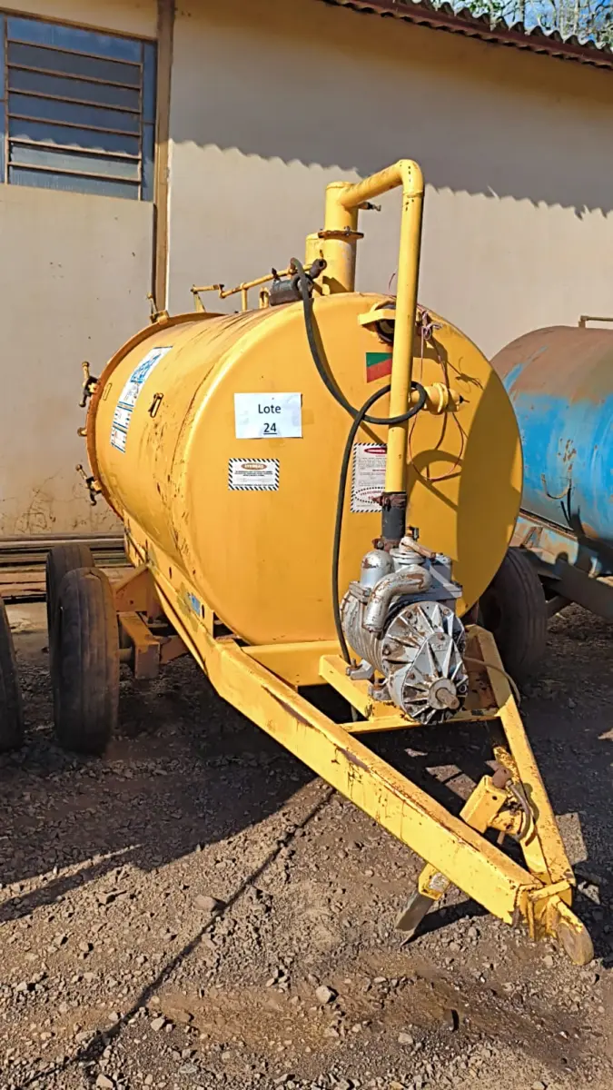LOTE 024 - DISTRIBUIDOR DE ADUBO ORGÂNICO LIQUIDO 3000L.