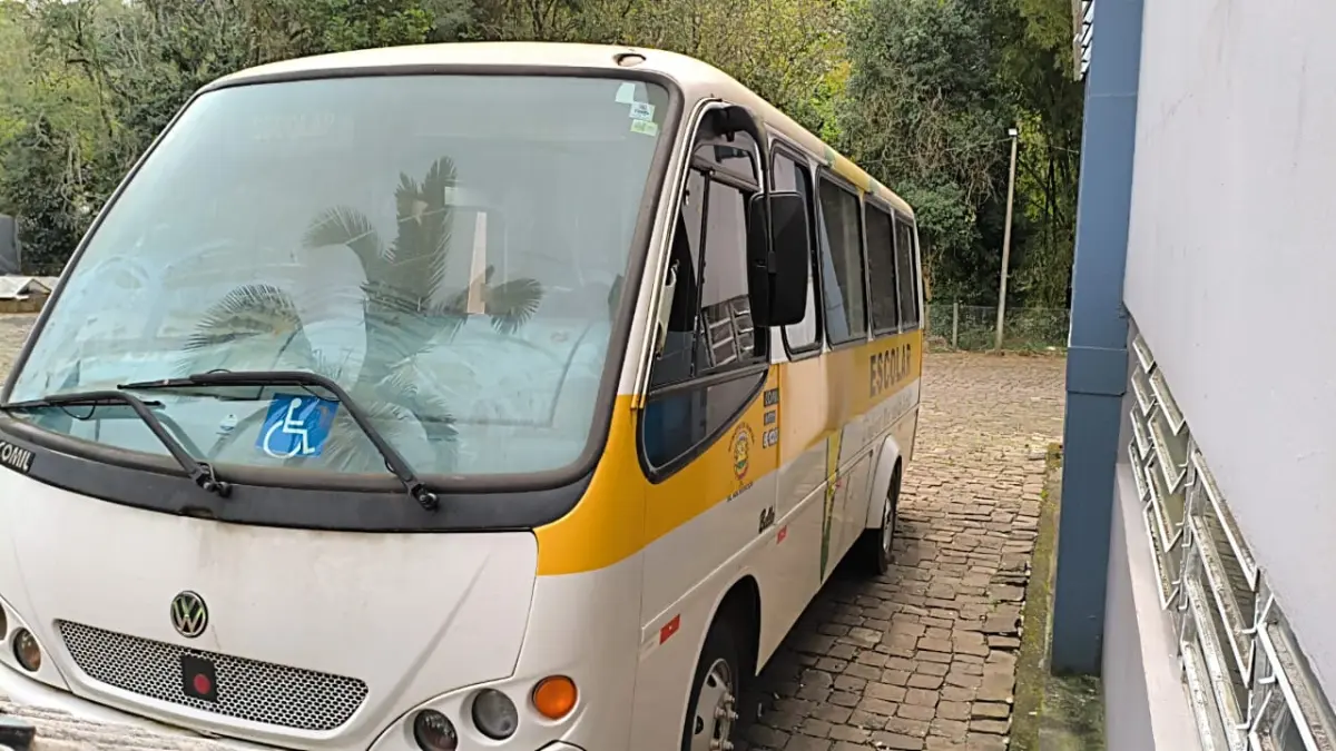 LOTE 020 - MICRO ONIBUS VOLKSWAGEM/COMIL, BELLO 8.120, 2003, CAP. 20 PASSAGEIROS, BRANCO E RÁDIO AUTOMOTIVO AM,FM COM MP3 E ENTRADA USB  E  ELEVADOR PARA VEICULO MARCA ELEVITTÁ, MODELO PEV UR VIRIDIAN SAT, S/N-0001, TENSÃO 12VCC, CAPACIDADE DE CARGA MAXIMA 2500N.