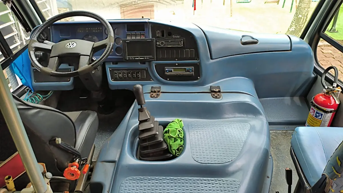 LOTE 020 - MICRO ONIBUS VOLKSWAGEM/COMIL, BELLO 8.120, 2003, CAP. 20 PASSAGEIROS, BRANCO E RÁDIO AUTOMOTIVO AM,FM COM MP3 E ENTRADA USB  E  ELEVADOR PARA VEICULO MARCA ELEVITTÁ, MODELO PEV UR VIRIDIAN SAT, S/N-0001, TENSÃO 12VCC, CAPACIDADE DE CARGA MAXIMA 2500N.