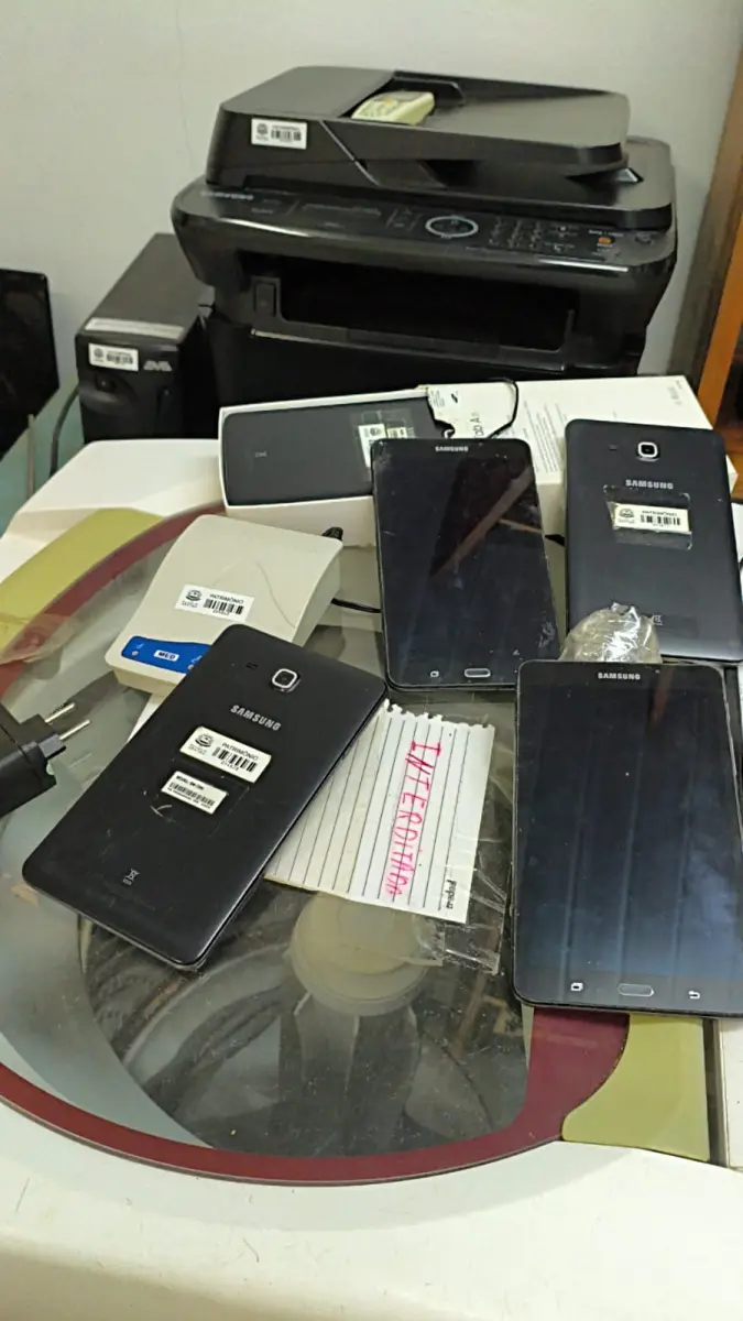 LOTE 007 - MOBILIÁRIO EM GERAL, MÁQUINAS E FERRAMENTAS