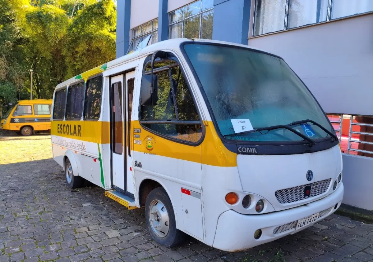 LOTE 020 - MICRO ONIBUS VOLKSWAGEM/COMIL, BELLO 8.120, 2003, CAP. 20 PASSAGEIROS, BRANCO E RÁDIO AUTOMOTIVO AM,FM COM MP3 E ENTRADA USB  E  ELEVADOR PARA VEICULO MARCA ELEVITTÁ, MODELO PEV UR VIRIDIAN SAT, S/N-0001, TENSÃO 12VCC, CAPACIDADE DE CARGA MAXIMA 2500N.