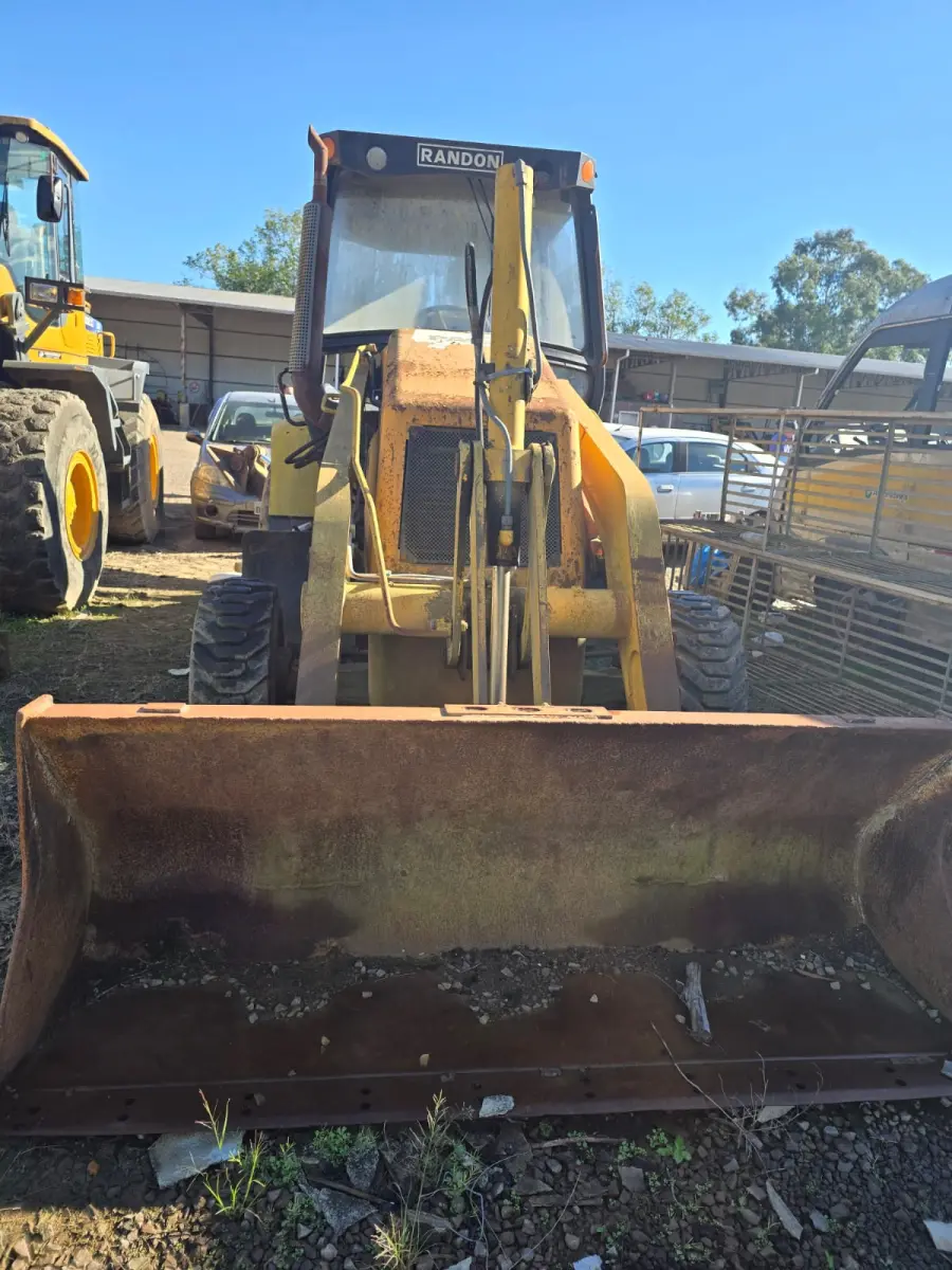 LOTE 015 - Retroescavadeira, marca Randon 2013