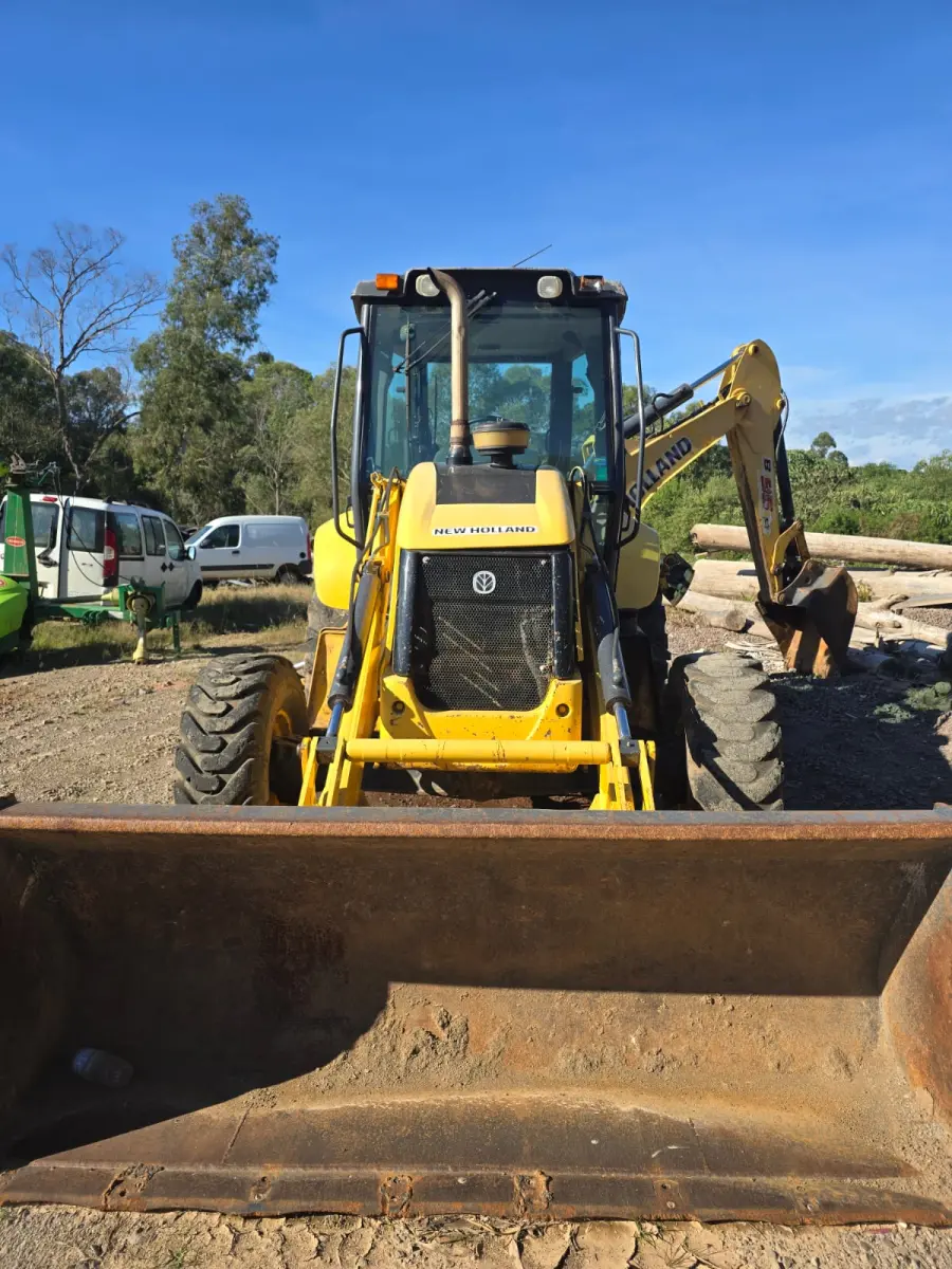 LOTE 003 - Retroescavadeira marca New Holland, Ano/Modelo: 2014,