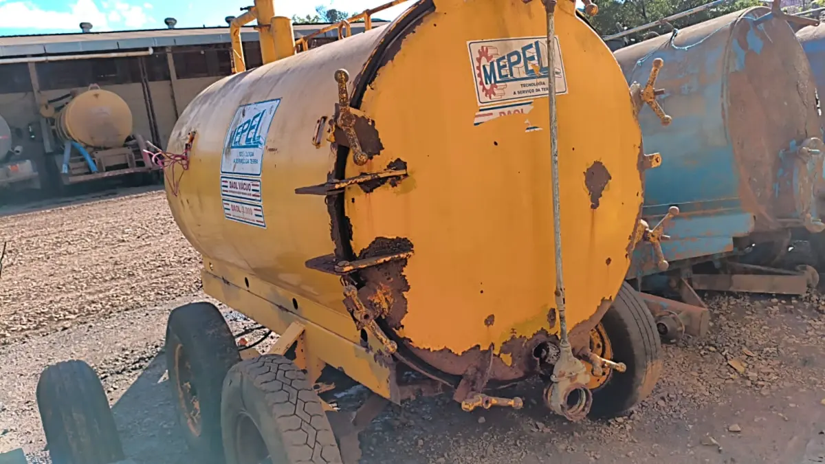 LOTE 024 - DISTRIBUIDOR DE ADUBO ORGÂNICO LIQUIDO 3000L.