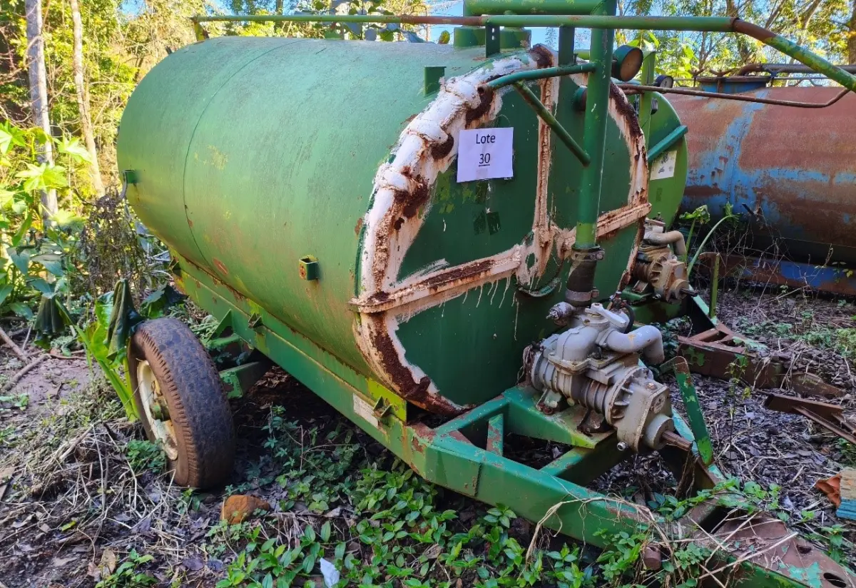 LOTE 030 - DISTRIBUIDOR DE ADUBO ORGÂNICO LIQUIDO 3.000LT.