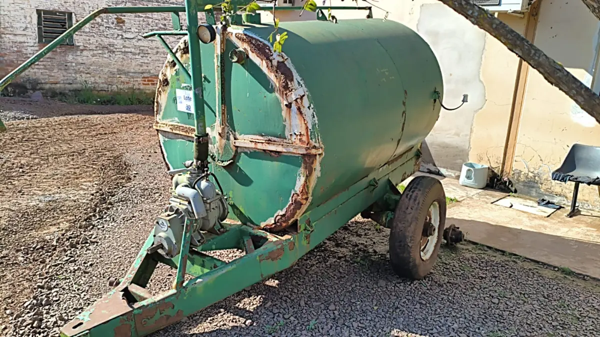 LOTE 030 - DISTRIBUIDOR DE ADUBO ORGÂNICO LIQUIDO 3.000LT.