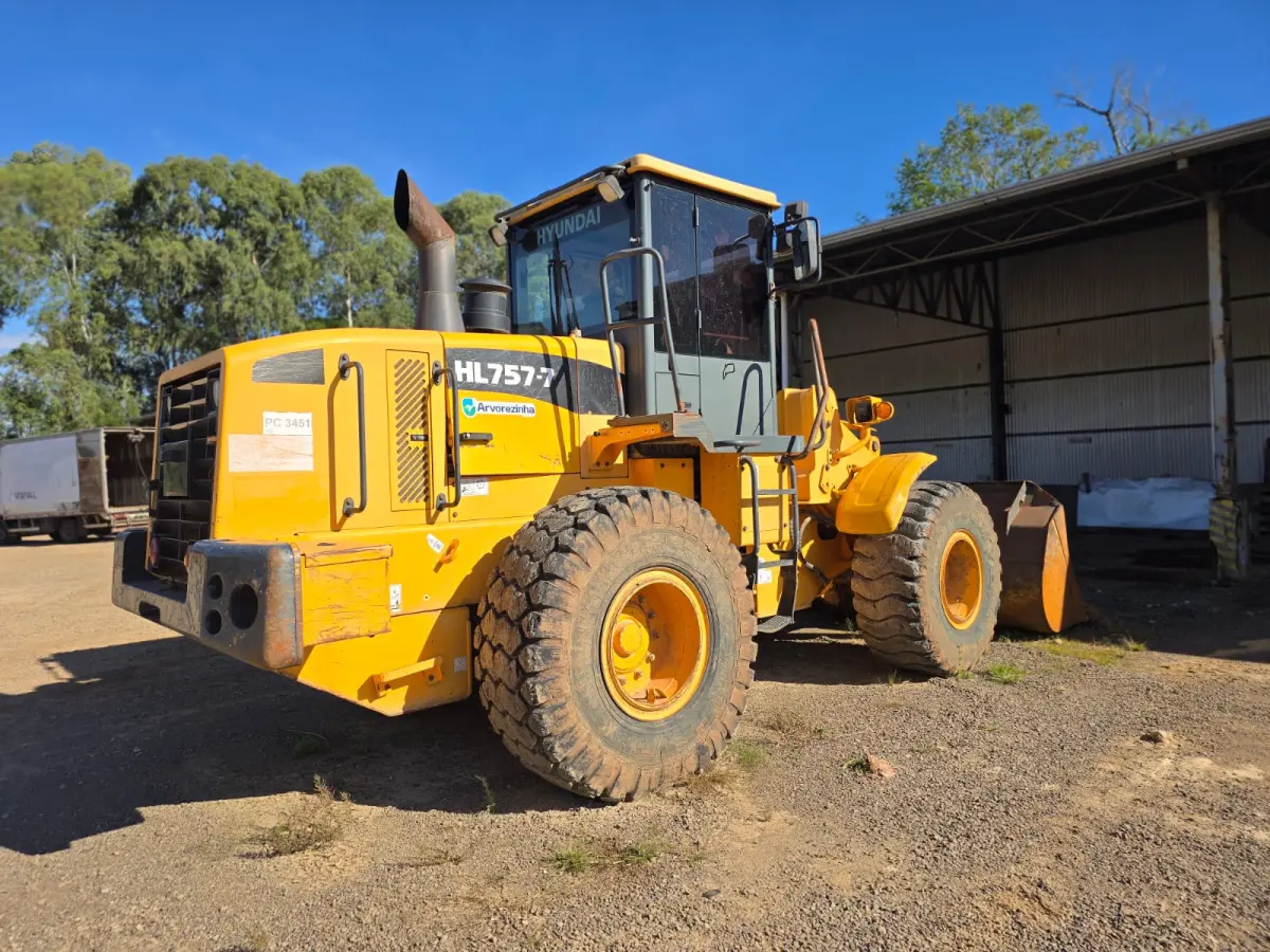 LOTE 013 - Pá Carregadeira marca Hyundai, Ano/Modelo:2011