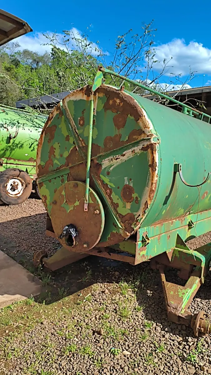 LOTE 030 - DISTRIBUIDOR DE ADUBO ORGÂNICO LIQUIDO 3.000LT.