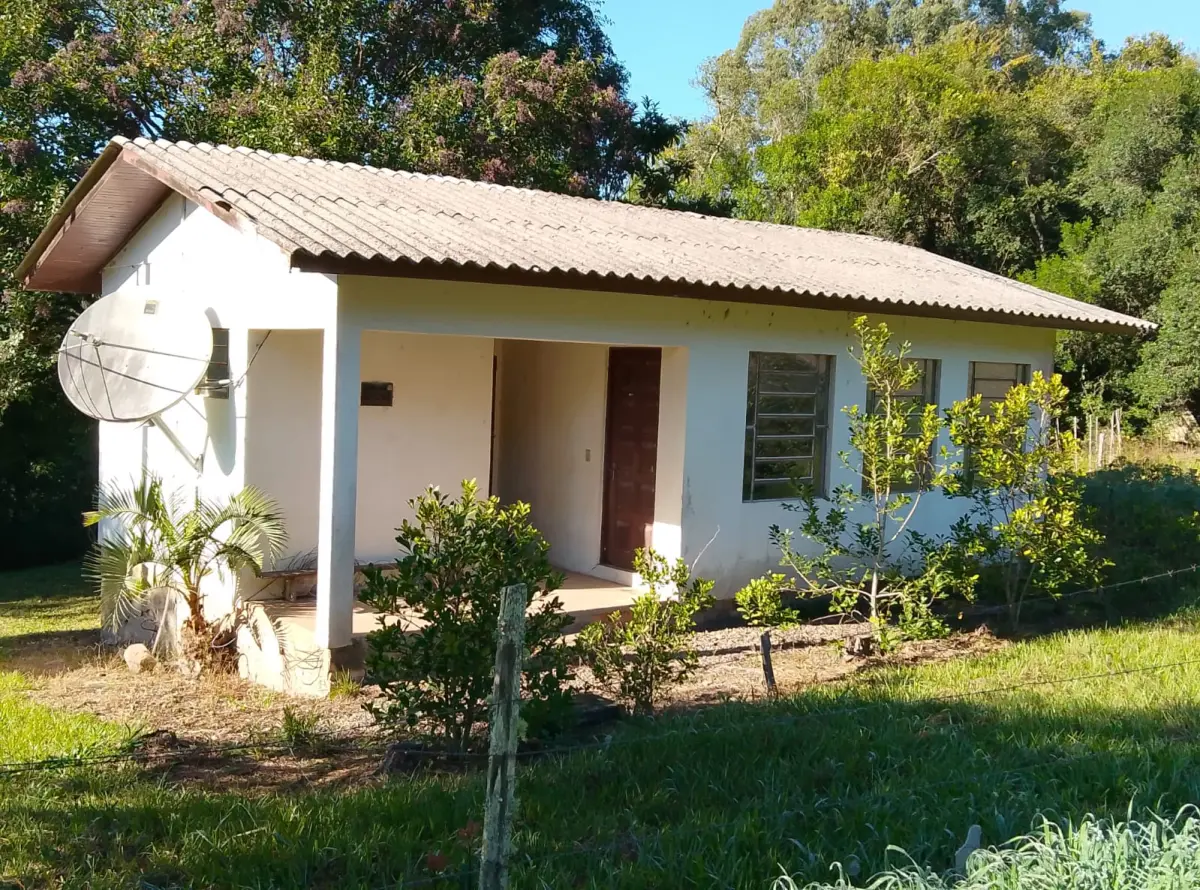 LOTE 024 - Um prédio de alvenaria (somente a Escola), medindo 49,50 m2, (Patrimônio nº sem registro), construída dentro da Matrícula nº 5.467 de propriedade de Argemiro Fernandes de Lima, na Linha Campo Bonito, denominada de Escola D. Pedro I em Arvorezinha/RS