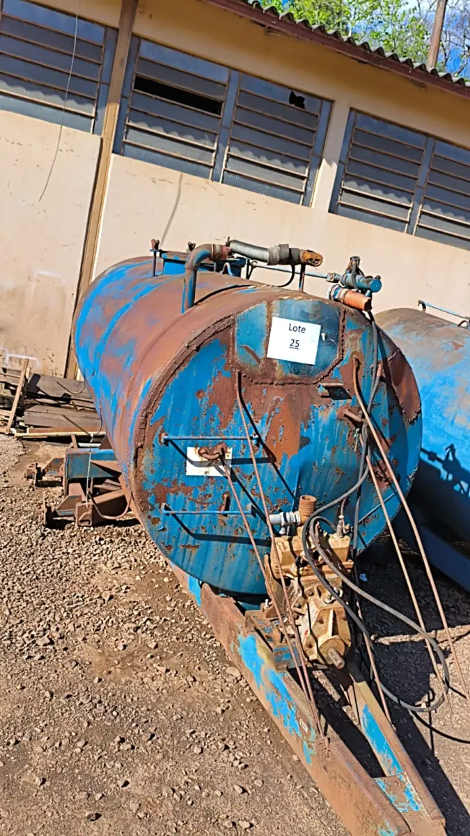 LOTE 025 - DISTRIBUIDOR DE ADUBO ORGÂNICO LIQUIDO 4.000LT