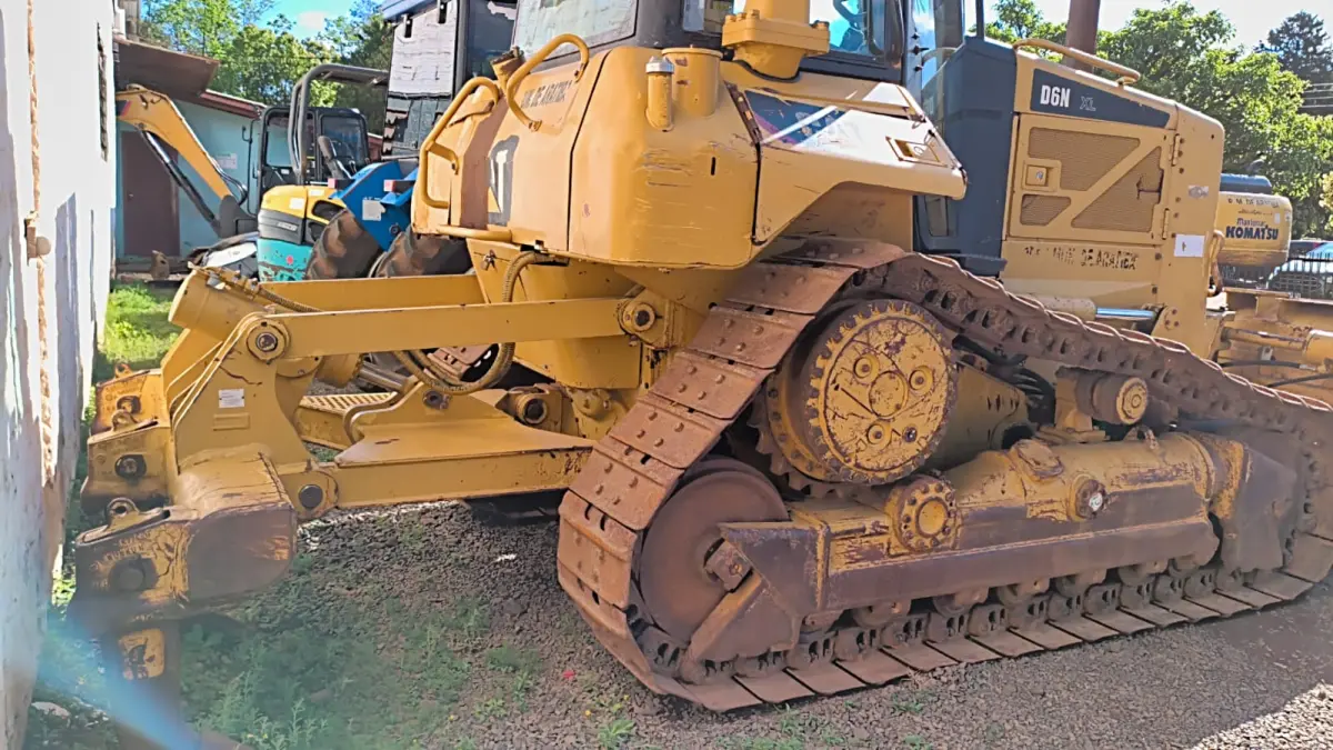 LOTE 012 - TRATOR DE ESTEIRAS CATERPILLAR D6N, 2010, COM RODA MOTRIZ ELEVADA.