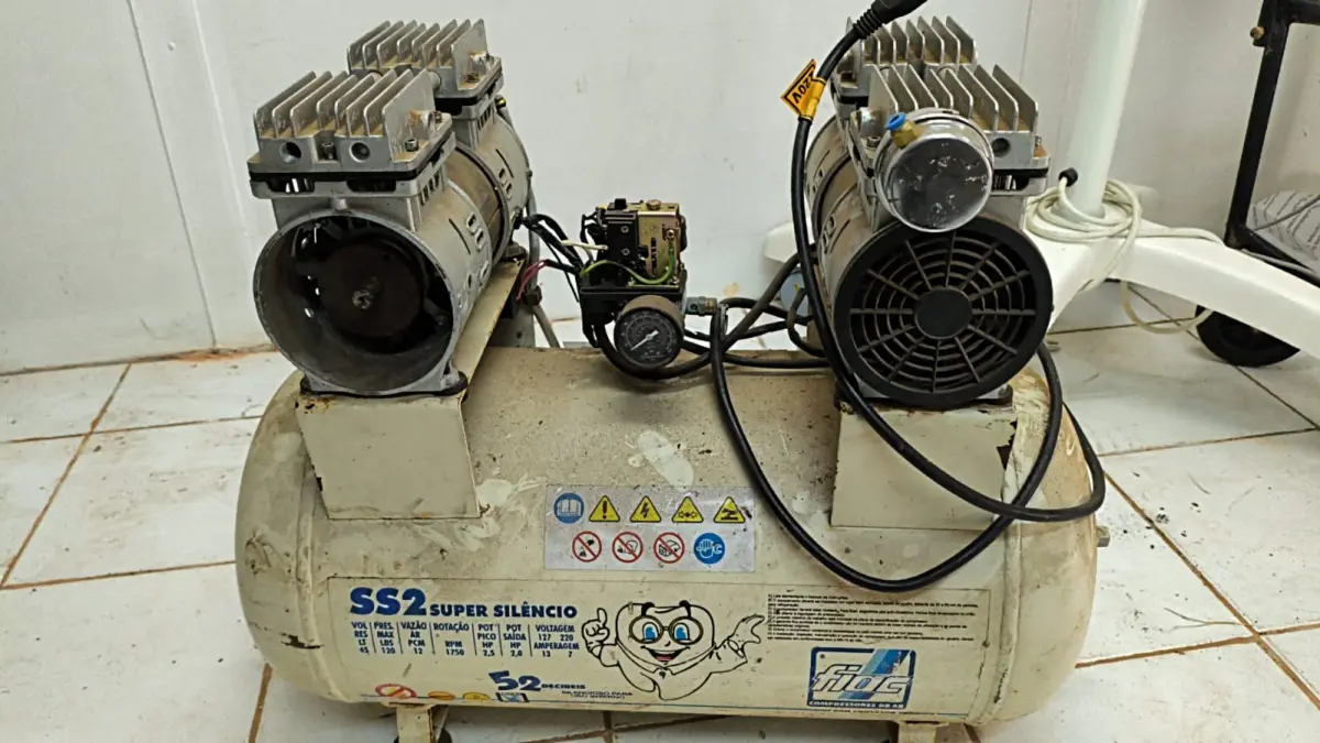 LOTE 011 - COMPRESSOR DE AR 02 CABEÇOTES