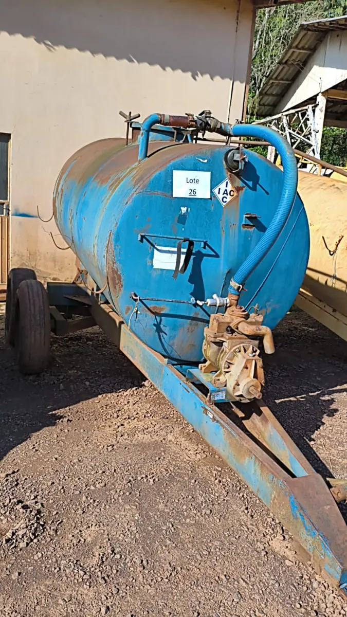 LOTE 026 - DISTRIBUIDOR DE ADUBO ORGÂNICO LIQUIDO 3.000LT.