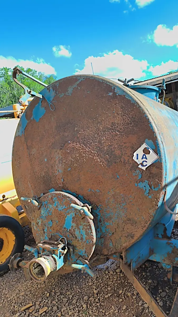 LOTE 028 - DISTRIBUIDOR DE ADUBO ORGÂNICO LIQUIDO 3.000LT.