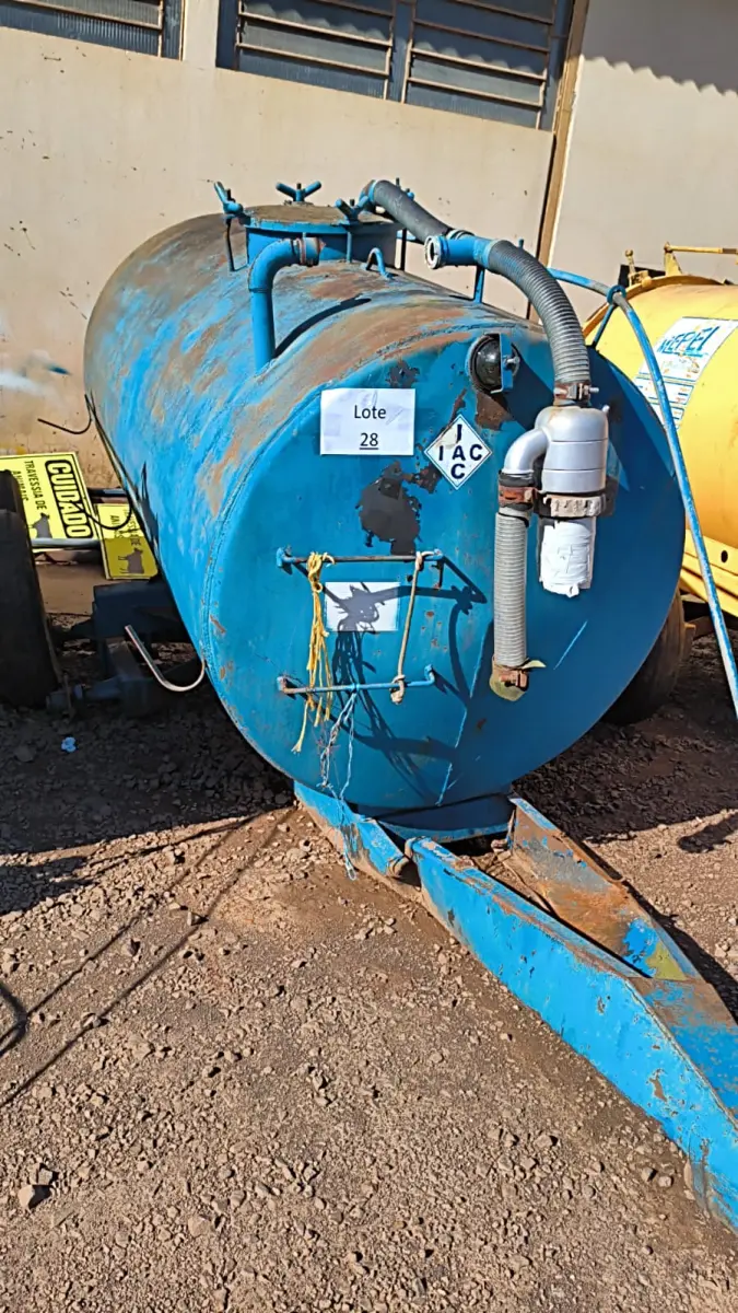 LOTE 028 - DISTRIBUIDOR DE ADUBO ORGÂNICO LIQUIDO 3.000LT.