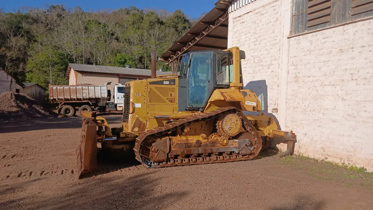 LOTE 012 - TRATOR DE ESTEIRAS CATERPILLAR D6N, 2010, COM RODA MOTRIZ ELEVADA.