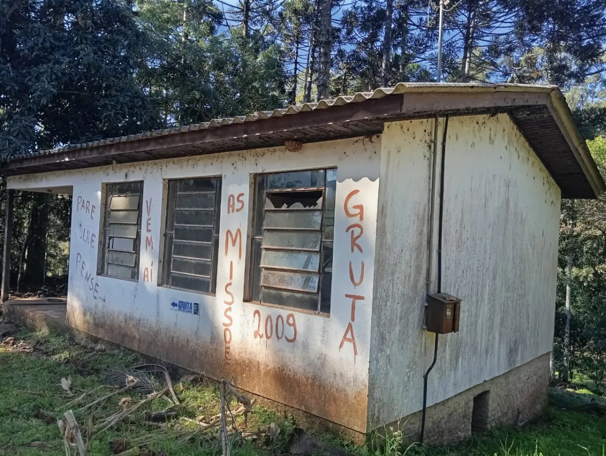 LOTE 027 - Um prédio de alvenaria (somente a Escola) medindo 45 m2, (Patrimônio nº 5826), na Linha Sexta Gruta, denominada de Escola Nossa Senhora de Lurdes em Arvorezinha/RS