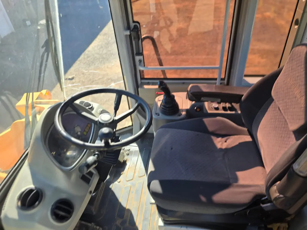 LOTE 013 - Pá Carregadeira marca Hyundai, Ano/Modelo:2011