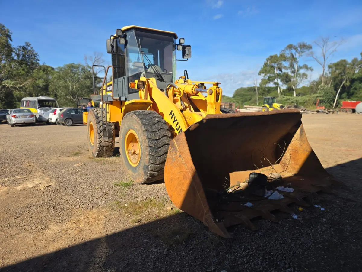 LOTE 013 - Pá Carregadeira marca Hyundai, Ano/Modelo:2011
