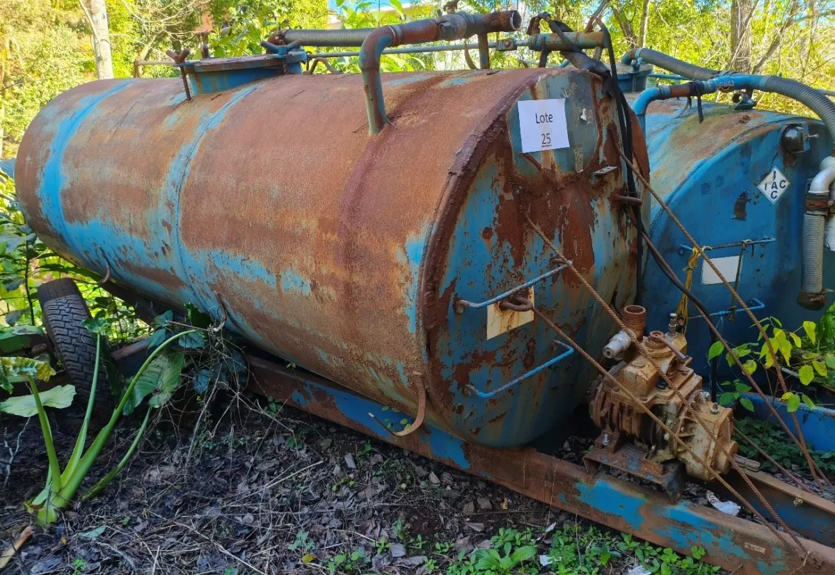 LOTE 025 - DISTRIBUIDOR DE ADUBO ORGÂNICO LIQUIDO 4.000LT