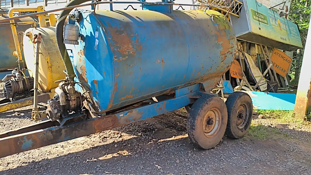 LOTE 027 - DISTRIBUIDOR DE ADUBO ORGÂNICO LIQUIDO 3.000LT.